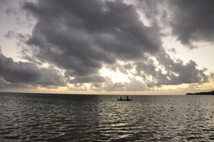 海上乌云下的静谧时刻