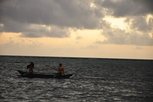 夕阳下海上的双人小船