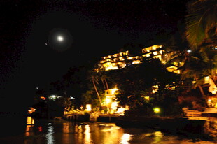 夜晚湖畔灯火璀璨的建筑