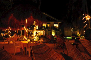 夜晚户外温馨聚会场景