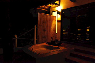 夜晚庭院中的温馨一角