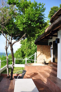 海边小屋旁的惬意户外空间