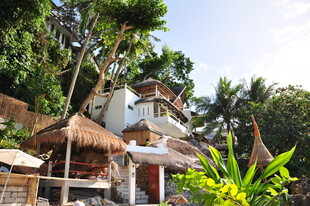热带风情茅草屋度假场景