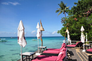 海滨度假胜地休闲躺椅风景