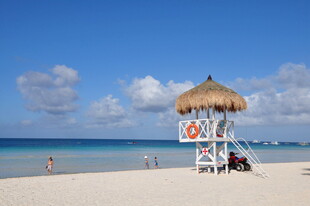 海滩上的救生员瞭望塔