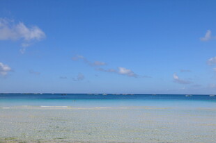 碧海蓝天的美丽海滨风光