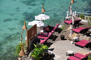 海边露台休闲躺椅景观