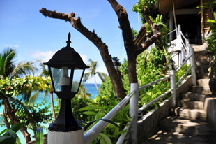 海边步道的浪漫景致