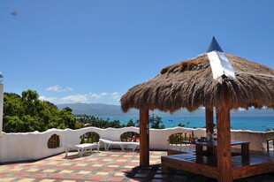 海边茅草亭 惬意度假场景