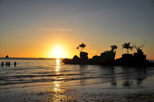 夕阳下的美丽海滩风光