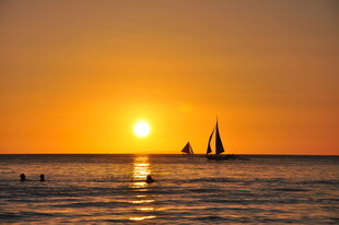 海上落日帆船美景