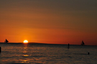 海上日落帆船美景