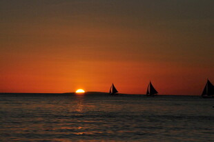 海上日落时的帆船美景