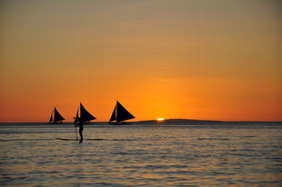 海上夕阳下的帆船美景