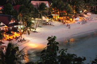 夜晚沙滩度假美景