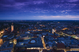 城市璀璨夜景俯瞰图