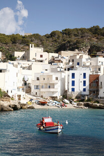 地中海风情的白色海滨小镇