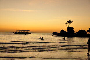 夕阳下的海边休闲场景