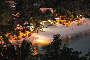 湖畔夜景 灯火与水雾交织