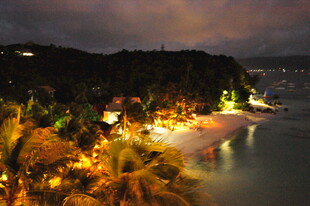 海滨夜景 璀璨灯火映沙滩