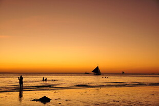 夕阳下的海边浪漫景致