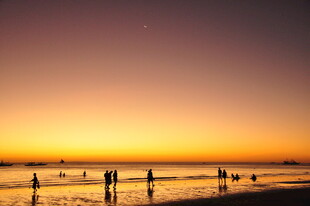 海边日落时的人群剪影