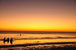 夕阳下的海边漫步场景