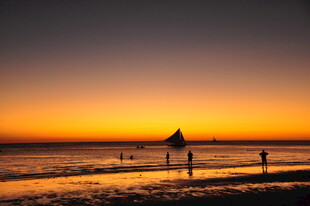 海边日落时的静谧景致