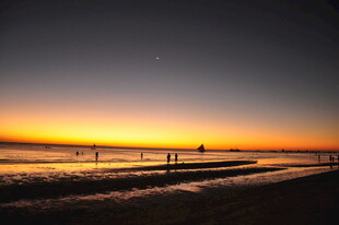 海边日落美景 人影绰绰