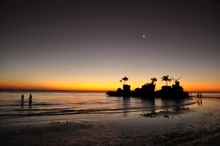 海边日落时的静谧景象