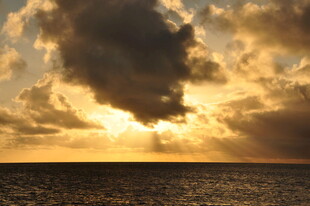 海上壮丽日落 云霞满天