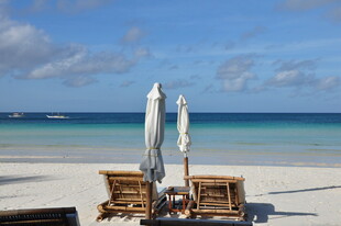 海滨沙滩休闲桌椅美景