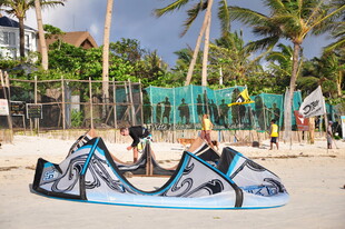 沙滩上的风筝冲浪装备