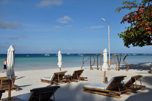 海滨休闲躺椅与美丽海景