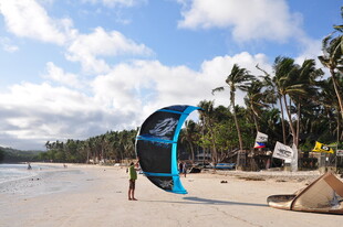 海滩上的风筝冲浪准备场景