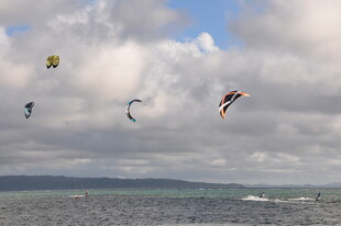 海上风筝冲浪者翱翔天际