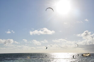 海上风筝冲浪者的精彩瞬间