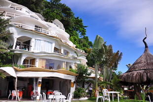 海边特色建筑与休闲场景