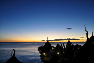 海边黄昏下的建筑剪影