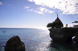 海边悬崖上的神秘建筑