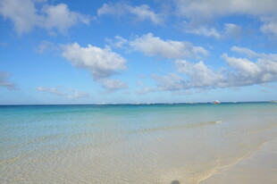 美丽海滨沙滩与蓝天白云