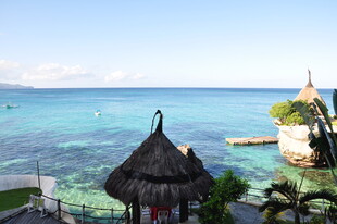 海边茅草亭与碧蓝海景