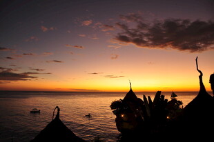 海边日落时的船只剪影