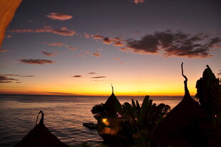 海边日落时的独特建筑景观