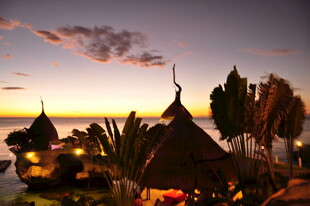 黄昏下的热带风情度假村