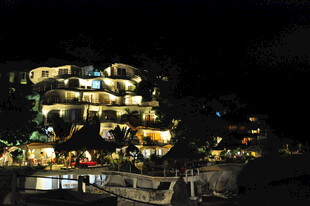 山间夜景民宿灯火璀璨