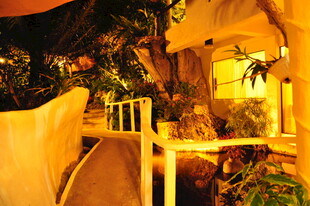 温馨庭院夜景休闲角落