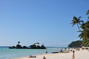 美丽海滩上的休闲度假场景