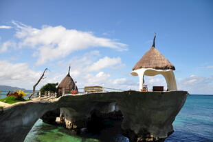 海边别致茅草亭码头景观