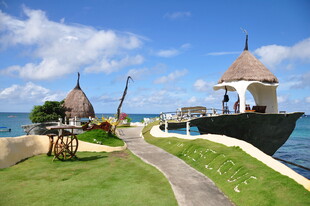 海滨小屋旁的美丽风光